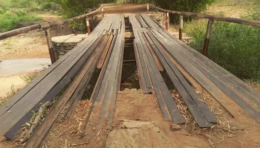 Ponte sobre Rio Kuinavo na Huíla prestes a desabar